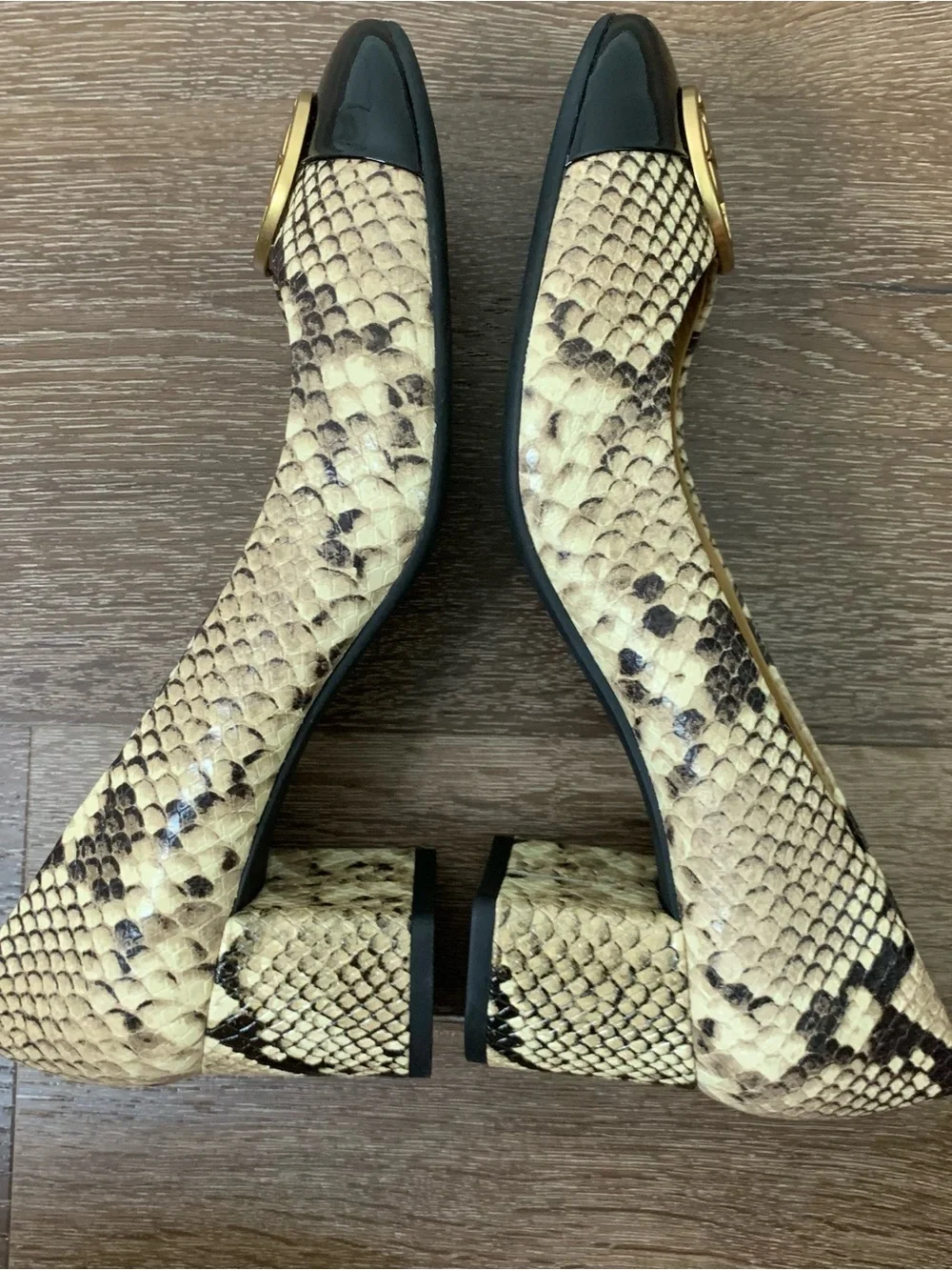 Tory Burch women’s Chelsea snake print cap toe Pumps 10